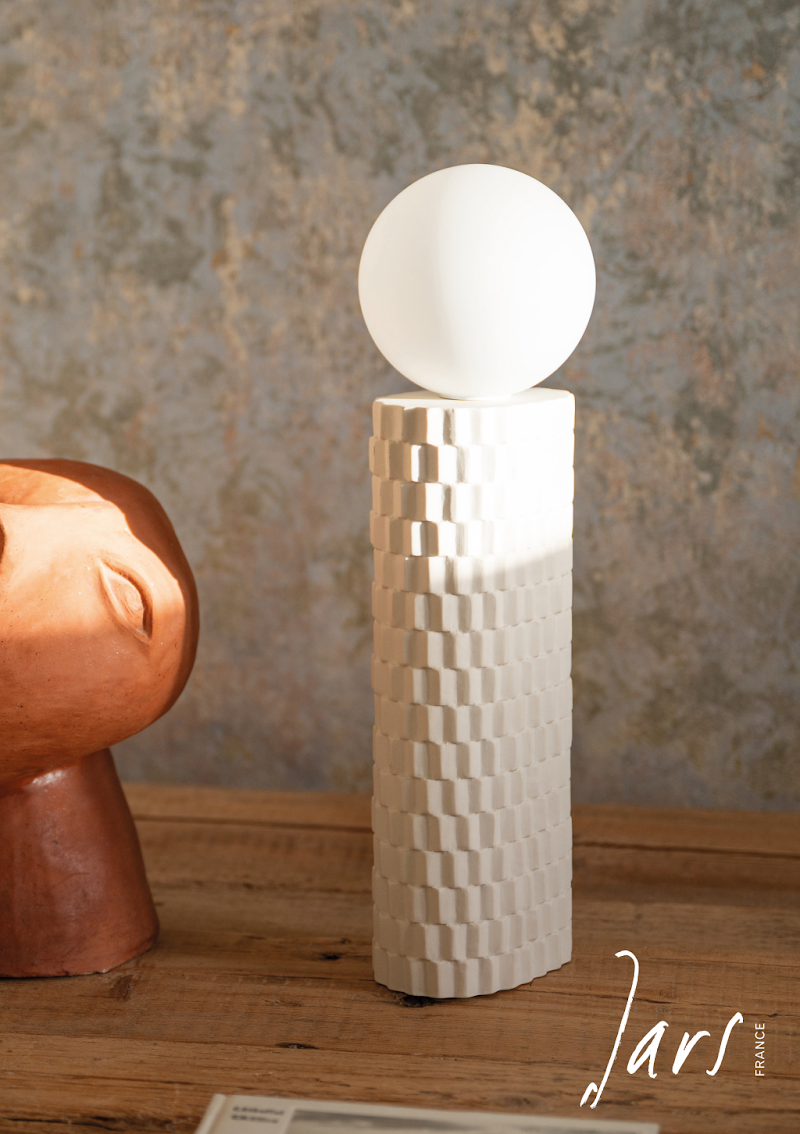 Notices Lamped Sillage